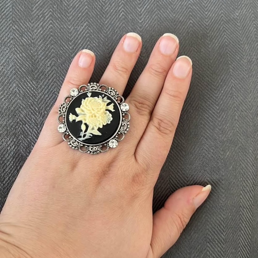 Elegant Black and Gold Floral Ring